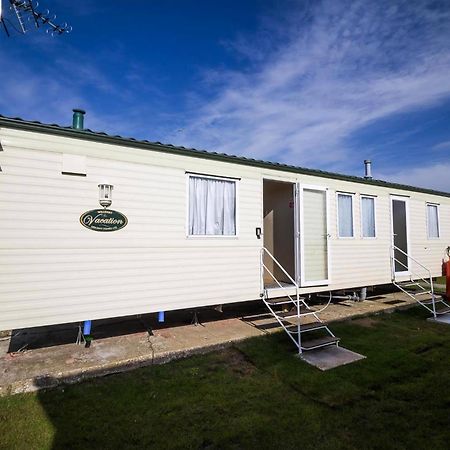 8 Berth Caravan For Hire At St Osyth Beach Holiday Park In Essex Ref 28026Fi Clacton-on-Sea Exterior photo
