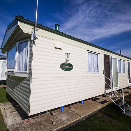 8 Berth Caravan For Hire At St Osyth Beach Holiday Park In Essex Ref 28026Fi Clacton-on-Sea Exterior photo