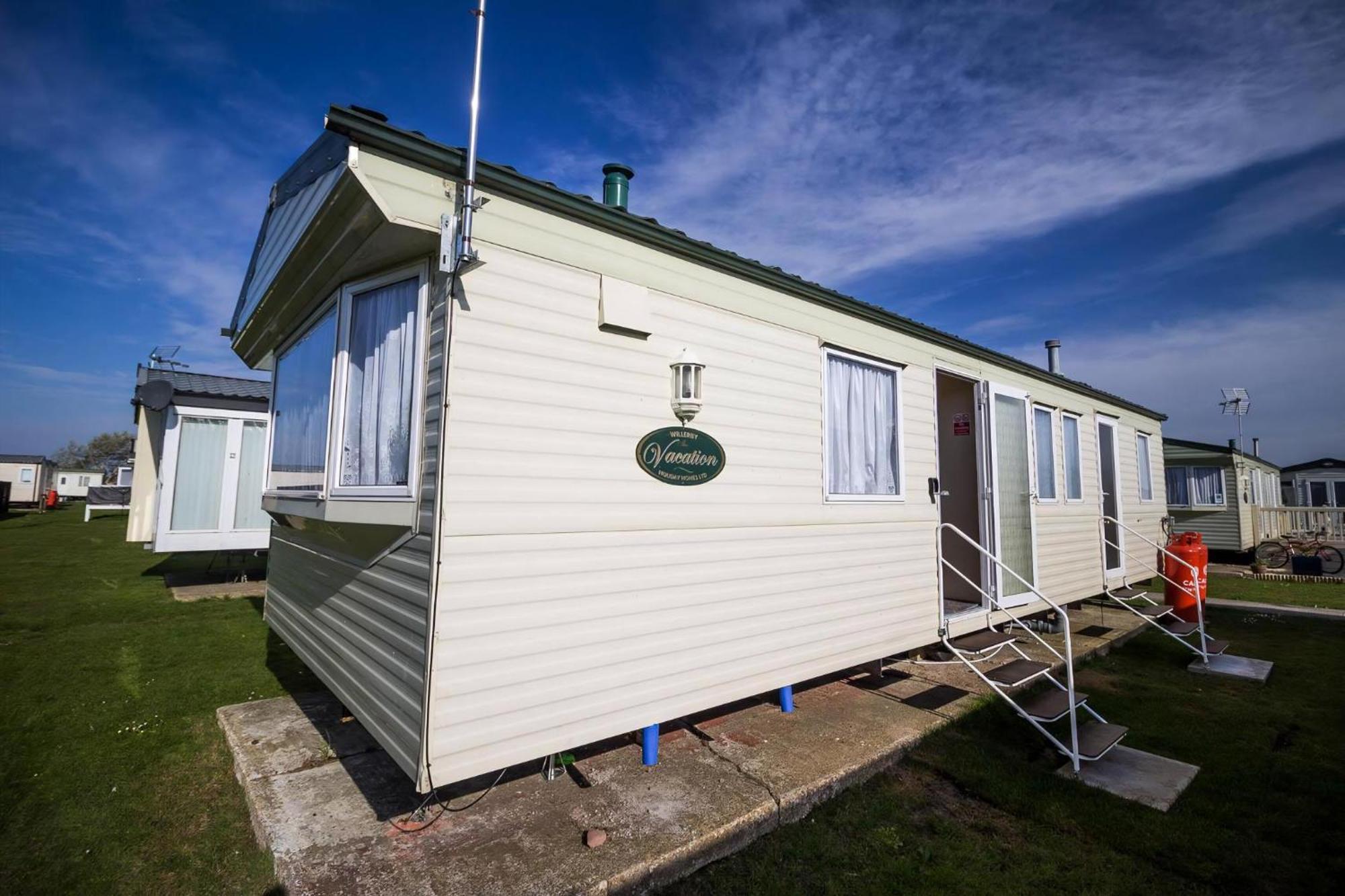 8 Berth Caravan For Hire At St Osyth Beach Holiday Park In Essex Ref 28026Fi Clacton-on-Sea Exterior photo