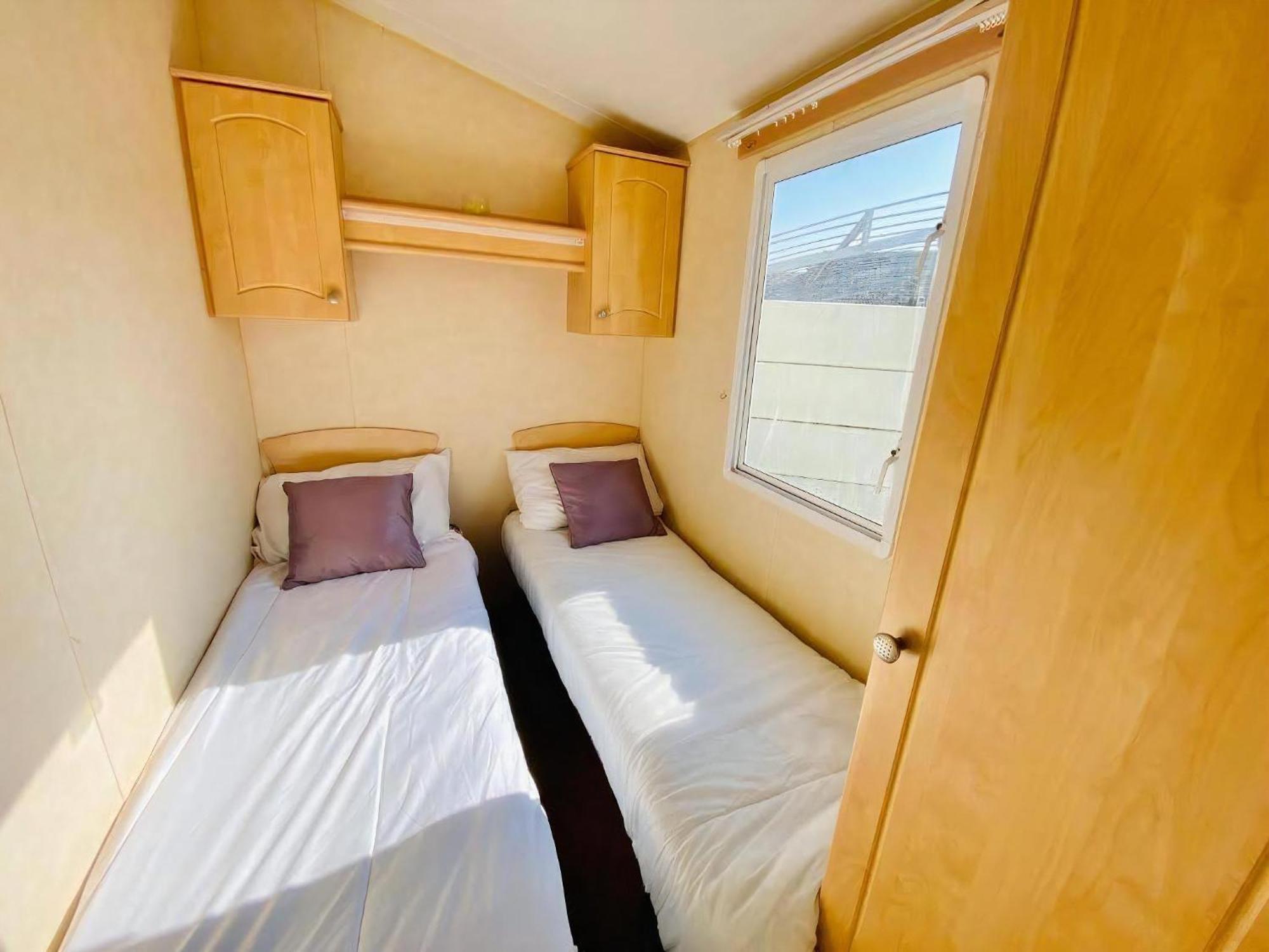 8 Berth Caravan For Hire At St Osyth Beach Holiday Park In Essex Ref 28026Fi Clacton-on-Sea Exterior photo